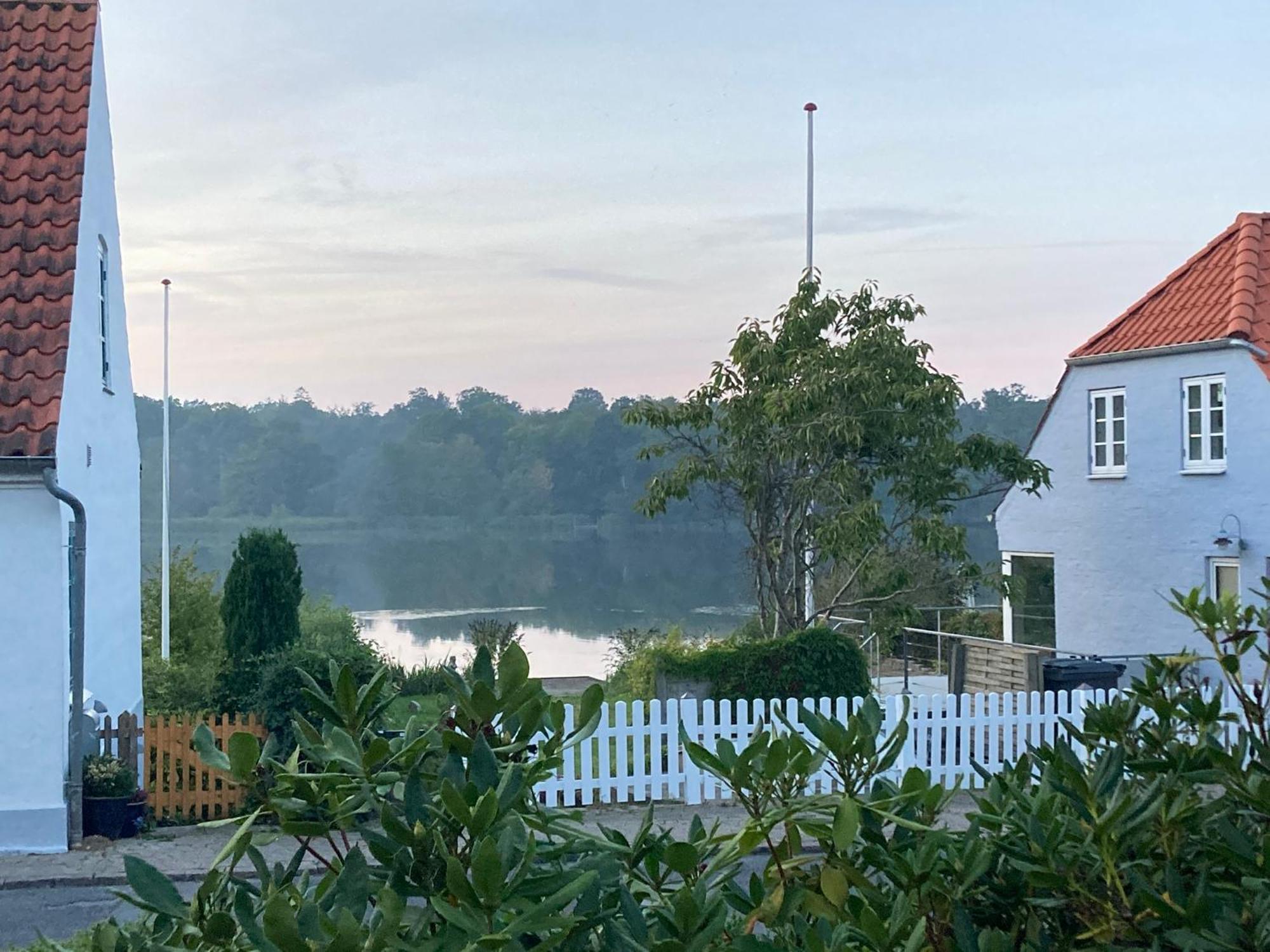 Den Gamle Skomager Hytte Ved Slotssoen Grasten Ngoại thất bức ảnh