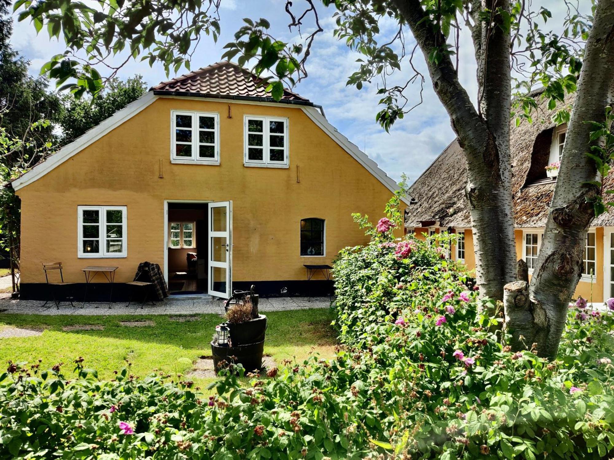Den Gamle Skomager Hytte Ved Slotssoen Grasten Ngoại thất bức ảnh